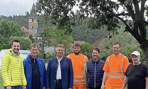Bürgermeister Hügerich (li.) und Mitarbeiter von Stadt und Bauhof gaben den neuen Weg offiziell für den Verkehr frei