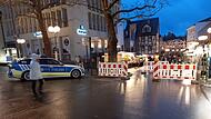 Schutz des Bad Kissinger Weihnachtsmarkts verstärkt Schutz des Bad Kissinger Weihnachtsmarkts verstärkt: An der Oberen Marktstraße gibt es Absperrungen und ein Streifenwagen ist davor geparkt. Aufgenommen am 21. Dezember 2024.
