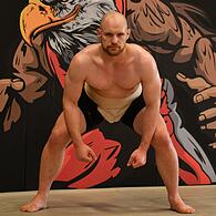 Vor dem Logo der Eagles Lichtenfels posiert Darius Mayek im Sumo-Outfit. In Europa trägt man unter dem Mawashi (Gürtel) im Gegensatz zum traditionellen Sumo in Japan eine Radlerhose.