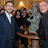 Geldbeutelwaschen im Coburger Rathaus Dritter Bürgermeister Geldbeutelwaschen im Coburger Rathaus: Can Aydin (links) mit Matthias Schikora (rechts), Präsident des Vereins Tanzsportgarde Coburger Mohr