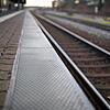Bahnhof mit Bahnsteig und Gleisbett.