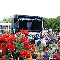 Beim Klassik-Open-Air im Coburger Rosengarten dirigierte Daniel Carter Werke von John Williams.
