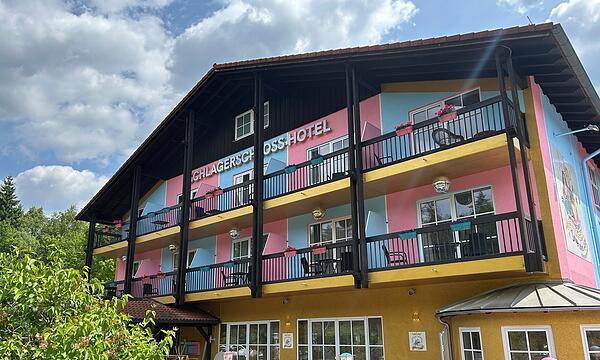 Ein Rausch an Farben: Aus dem ehemaligen Waldhotel Hubertus ist das Schlagerschloss-Hotel von Angela Henn und Dennis Klak geworden.