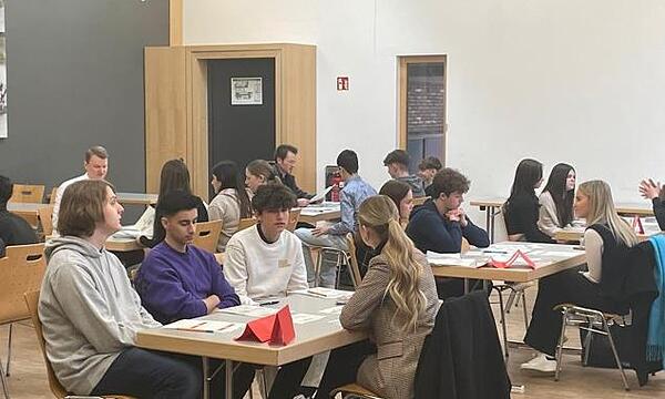 Schüler informieren sich über Berufe.