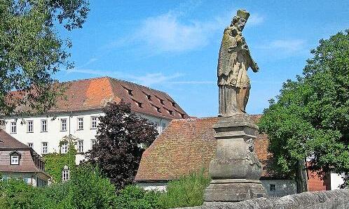 Die alte Aischbrücke mit dem Heiligen Nepomuk auf der Mauer und das Schloss gehören mit zu den Sehenswürdigkeiten der Stadt Höchstadt.