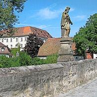 Die alte Aischbrücke mit dem Heiligen Nepomuk auf der Mauer und das Schloss gehören mit zu den Sehenswürdigkeiten der Stadt Höchstadt.