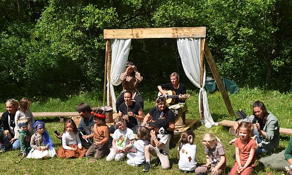 Die Kinder hatten viel Spaß die Tiere des Waldes darzustellen.