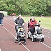 Beim Spendenlauf für Jonathan nutzten die zahlreichen Teilnehmer die verschiedensten Möglichkeiten, um die 400-Meter-Runden zu bewältigen.