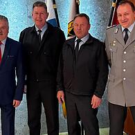 Verabschiedung und Neuanfang im Kreisverbindungskommando (von links): Landrat Klaus Peter Söllner, Thomas Brecht (kommissarischer Leiter des KVK Kulmbach), Stefan Brütting (bisheriger Leiter des KVK Kulmbach) und Ingo Wolfgramm (bisheriges KVK-Mit...