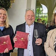 Kurdirektorin Andrea Schallenkammer (links) begrüßte mit Gastronom Angelo Valenzano und der stellvertretenden Landrätin Brigitte Meyerdierks die Gäste im neuen „Dolce Vita“.