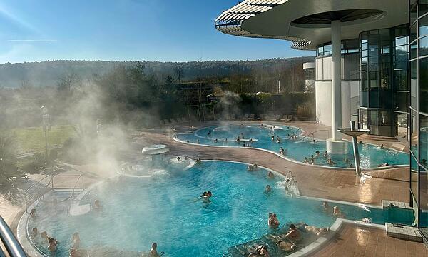 Draußen kalt, im Wasser warm: Im Januar sagt die KissSalis Therme Danke mit einer spezielle Aktion.
