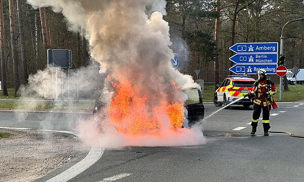 Bei Heroldsberg brannte ein Auto ab