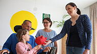Oliver Gruhn und seine Frau Nina Gähde-Gruhn mit gemeinsamer Tochter Sia-Lia und Jessica Nickel von „Franken helfen Franken“ (rechts).