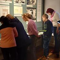 Museumsbesucher interessieren sich für die Exponate im Stadtmuseum Erlangen.