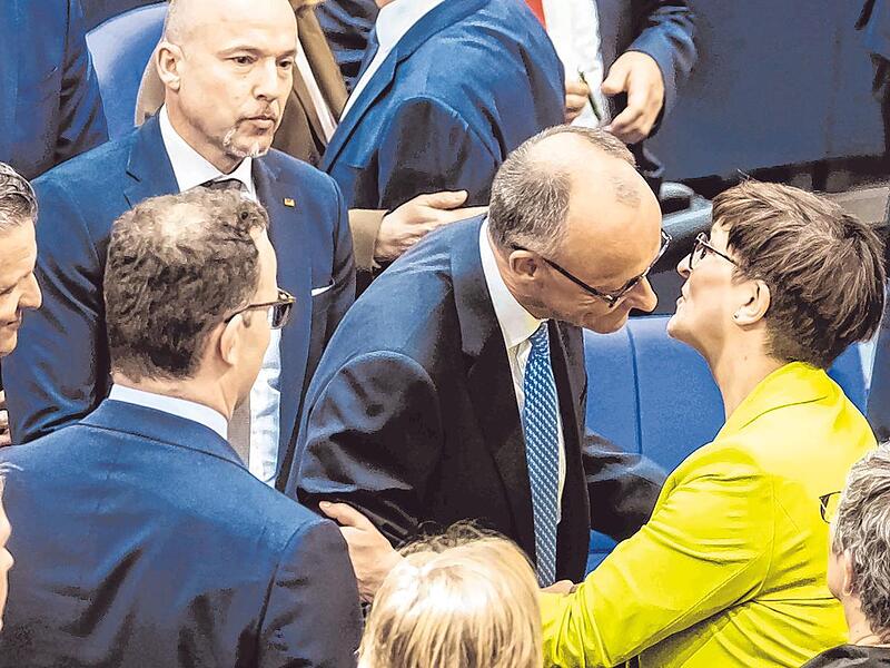 Am Ende gab es sogar von SPD-Chefin Saskia Esken ein Küsschen für den zum Kanzler gewählten Friedrich Merz.