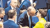 Am Ende gab es sogar von SPD-Chefin Saskia Esken ein Küsschen für den zum Kanzler gewählten Friedrich Merz.
