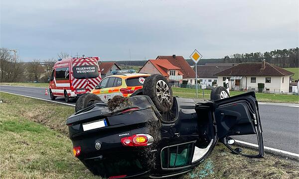 Das Auto blieb im Graben liegen, der Fahrer wurde dabei leicht verletzt.