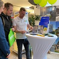 Tobias Gügel (rechts) der Malerei Gügel aus Heroldsbach informiert Tobias Weber über verschiedene Innenausbau und Innengestaltungsmöglichkeiten.