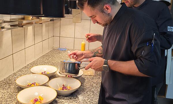 Dominik Käppeler richtet den vegetarischen Hauptgang an.