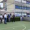 Unter Aufsicht des Stadtrats hat Jugendsprecher Tobias Schöffel (rechts beim Abschuss) das Gitter um den Soccercourt getestet: Es scheppert. Unter Aufsicht des Stadtrats hat Jugendsprecher Tobias Schöffel (rechts beim Abschuss) das Gitter um den Soccercourt getestet: Es scheppert.