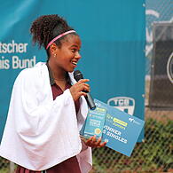 Die Brasilianerin Victoria Luiza Barros (15) bei der Siegerehrung der ITF German Juniors. In diesem Jahr konnte sie den ersten Platz gewinnen. Im vergangenen Jahr musste sie sich noch mit dem zweiten zufriedengeben.