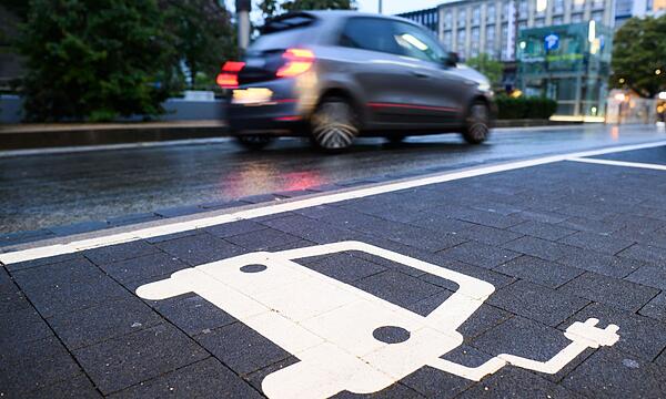Parkplatz mit Ladestation