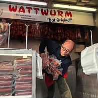 Marktschreier gastieren auf dem Coburger Schlossplatz - auch der Wattwurm.