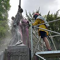 Nach der Farb-Attacke reinigt eine Spezialfirma das beschmierte Ehrenmal des Coburger Convents im Hofgarten.