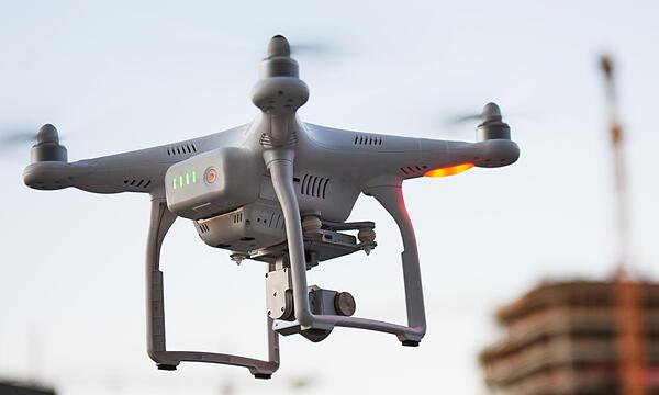 Eine Drohne – wie auf diesem Symbolfoto zu sehen – dürfen nur mit Genehmigung in der Nähe des Uniklinikums Erlangen fliegen.
