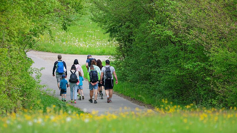 Familie wandert im Sonnenschein durch die Natur