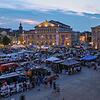 Bummeln und feilschen bei romantischer Abendstimmung auf dem Schlossplatz.