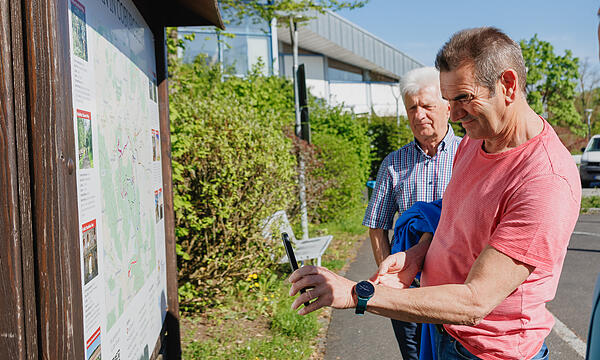 Die Wanderführer Arthur Veth und Klemens Wachs testen die QR-Codes, mit denen sie ins Tourenportal der Tourismusregion Coburg/Rennsteig gelangen.