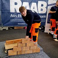 Hier kann man gleich mal richtig anpacken: Keine Probleme mit Auszubildenden hat Bauunternehmen Raab.