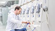 Fresenius Medical Care entwickelt und produziert in Schweinfurt Dialysegeräte. Fresenius Medical Care entwickelt und produziert in Schweinfurt Dialysegeräte.