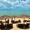Urlauber liegen am Strand in Bophut auf Koh Samui