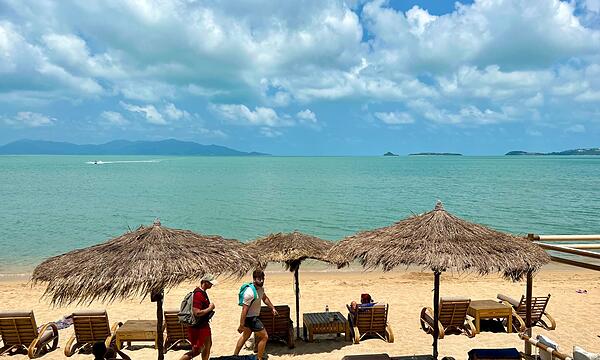 Urlauber liegen am Strand in Bophut auf Koh Samui