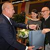 Bürgermeister Robert Hümmer (links) bedankte sich bei Emmi Zeulner und Landrat Christian Meißner für ihr Kommen. Bürgermeister Robert Hümmer (links) bedankte sich bei Emmi Zeulner und Landrat Christian Meißner für ihr Kommen.