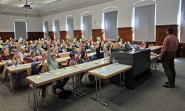 140 wissbegierigen Forscherinnen und Forscher haben den Auftakt der Kinder-Uni Bamberg besucht.