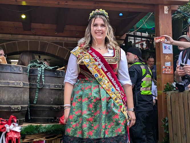 Die Forchheimer Bierkönigin Luisa Zametzer alias Luisa I. sitzt am Freitag live am Telefon der BR Sternstunden in Nürnberg.