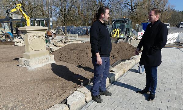 Unser Archivbild zeigt den Bürgermeister Nico Rogge (rechts) im Gespräch mit Thorsten Schlotter (Metallbau).