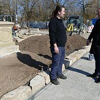 Unser Archivbild zeigt den Bürgermeister Nico Rogge (rechts) im Gespräch mit Thorsten Schlotter (Metallbau).