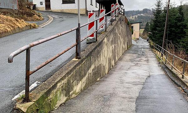 „Alte Poststraße“, Felsweg und die Stützmauer in diesem Bereich in Wilhelmsthal müssen dringend saniert werden. Der Freistaat Bayern unterstützt das mit dem Höchstfördersatz, teilt die Regierung von Oberfranken mit.