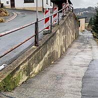 „Alte Poststraße“, Felsweg und die Stützmauer in diesem Bereich in Wilhelmsthal müssen dringend saniert werden. Der Freistaat Bayern unterstützt das mit dem Höchstfördersatz, teilt die Regierung von Oberfranken mit.