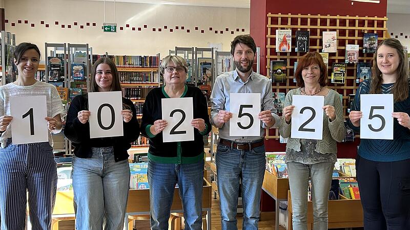 Das Büchereiteam der Stadt Lichtenfels freut sich zusammen mit Amtsleiter Steffen Hofmann über das Ergebnis.