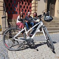 Tourismus Leiterin Anne Schneider (l.) und Ina Hennemann (r.) von der Touristik-Info stellen mit Radsportler Armin Lieb die „Radtouren 2025“ vor.