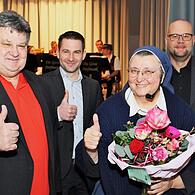 Mutmacherin Schwester Teresa fand in Wachenroth eine große Zuhörerschaft. Bürgermeister Reiner Braun sowie seine Stellvertreter Felix Knorr und Thomas Drescher zählten dazu.