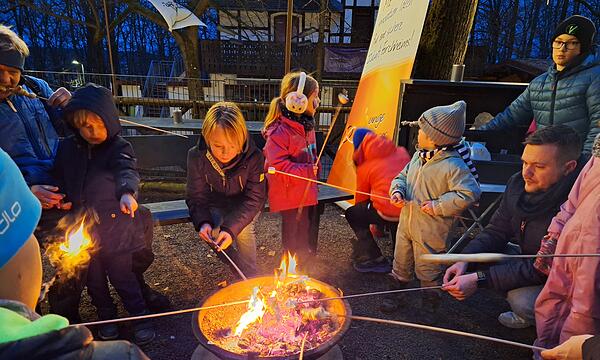 Für die Kinder gibt es Stockbrot.Forchheimer Winterzauber