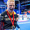 Raus mit der Freude: Josia Topf freut sich über seine Goldmedaille. Raus mit der Freude: Josia Topf freut sich über seine Goldmedaille.