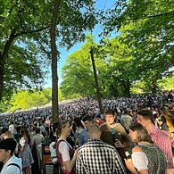 Beliebter Treffpunkt für Studenten: Der Bürgermeistersteg am Abend.