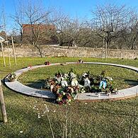 Blick auf das neue Urnenfeld namens „Kreis des Lebens“ im Friedhof Rentweinsdorf